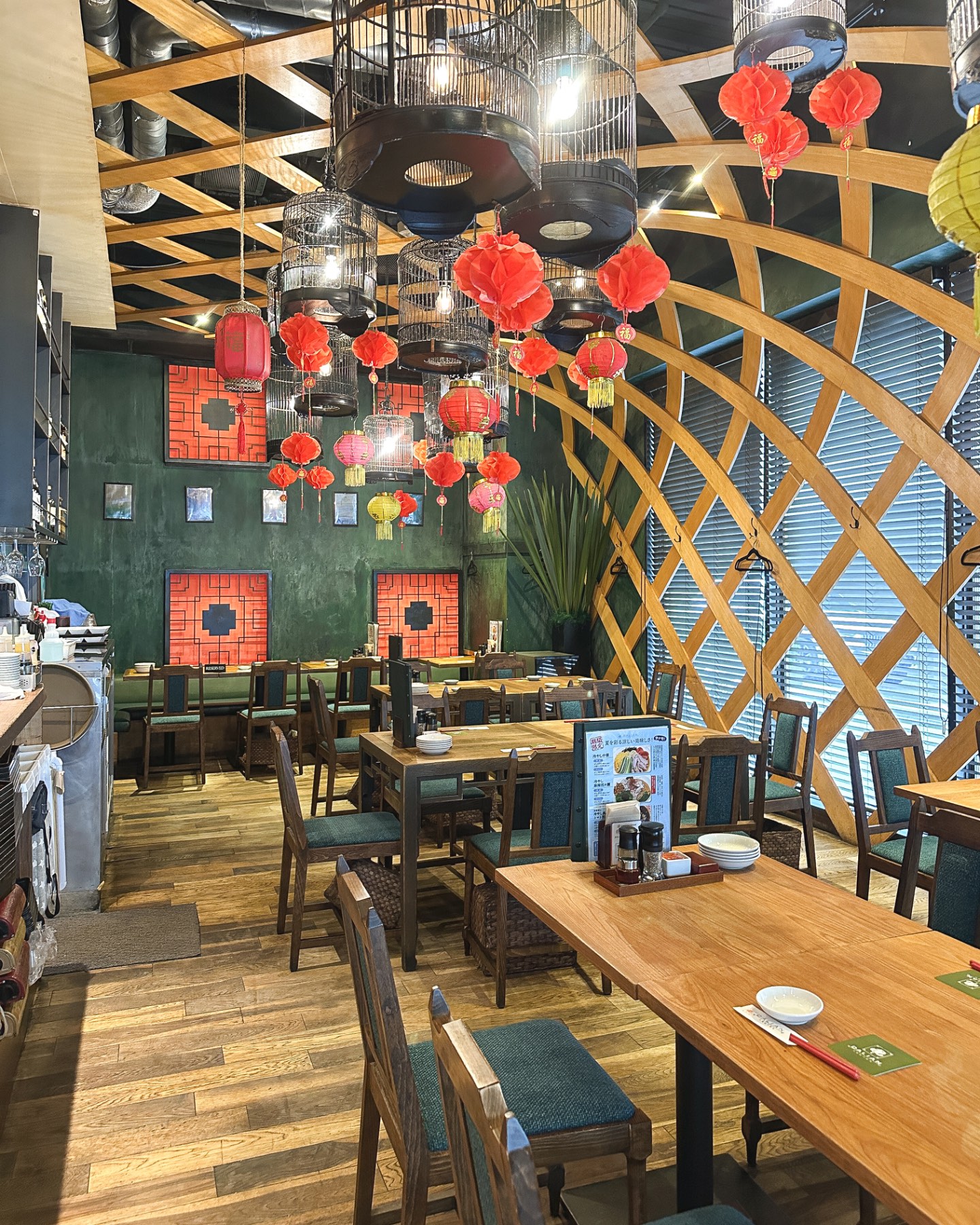 大連餃子基地 DALIAN麻布十番店の画像:わんこは店内NGなので、お会計はわんこを置いて店内に行きます。