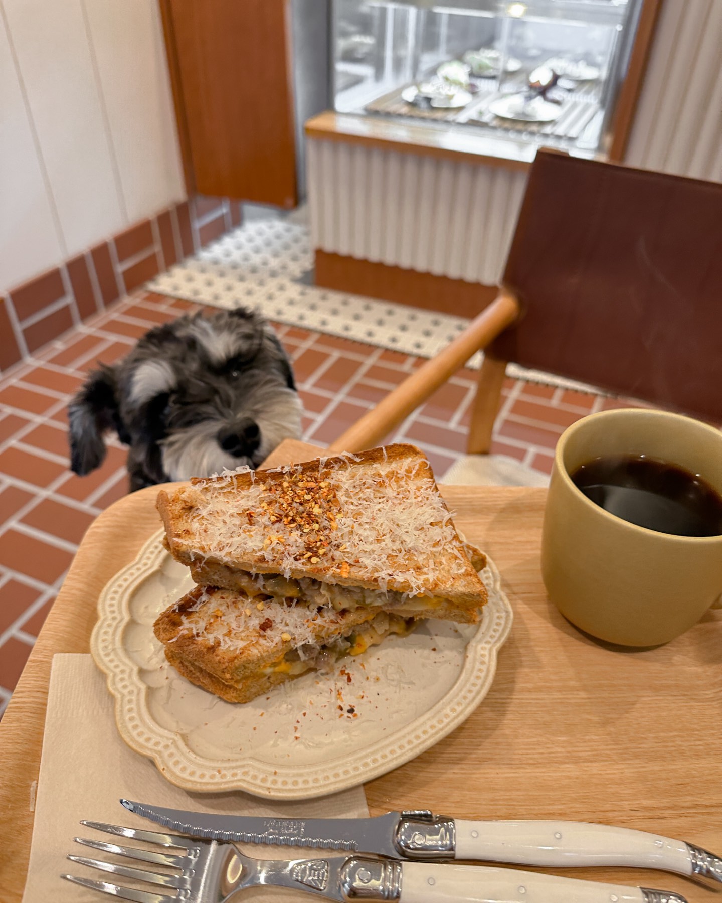 CHIHYE COFFEEの画像:1階のみわんこOKですが、テーブル2席、ハイテーブル2席と席数は少なめです。