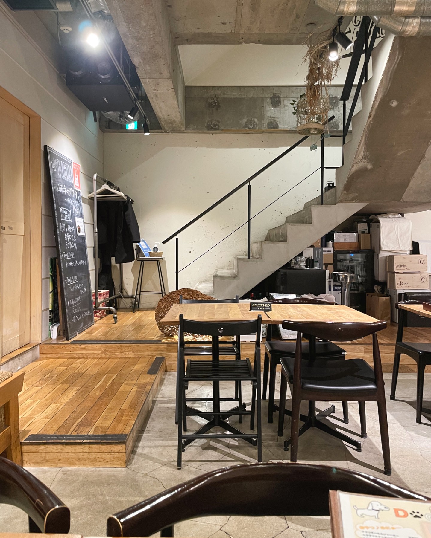 PACE ITALIAN LOUNGEの画像:行く時間帯を間違えてしまうと、合コンで盛り上がっている男女の団体などで盛り上がっていたり…笑